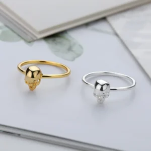 Bague avec petite tête de mort