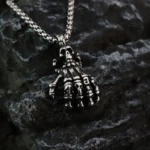 Pendentif main tête de mort