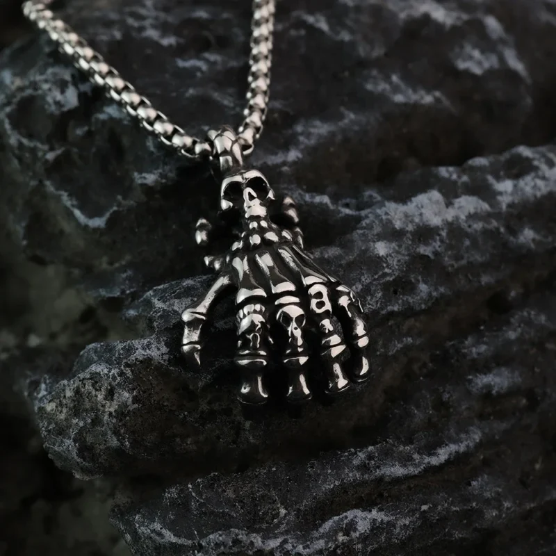 Pendentif main tête de mort