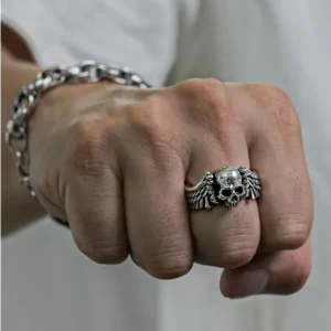 Bague tête de mort et ailes