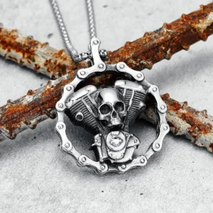 Collier avec pendentif tête de mort sur moteur et chaine de moto