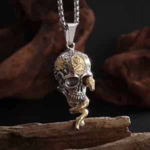 Collier avec pendentif tête de mort et serpent