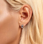 Boucles d'oreilles tête de mort avec un oeil rose en forme de coeur